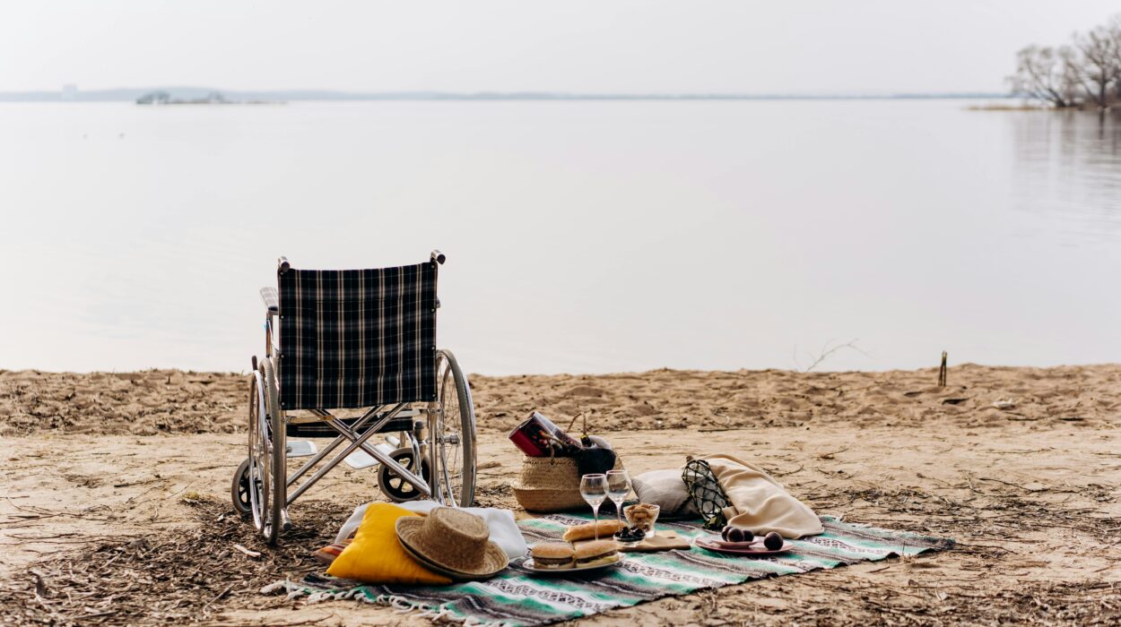Ein Rollstuhl und eine Decke auf einen Strand, Meerblick ist zu sehen.