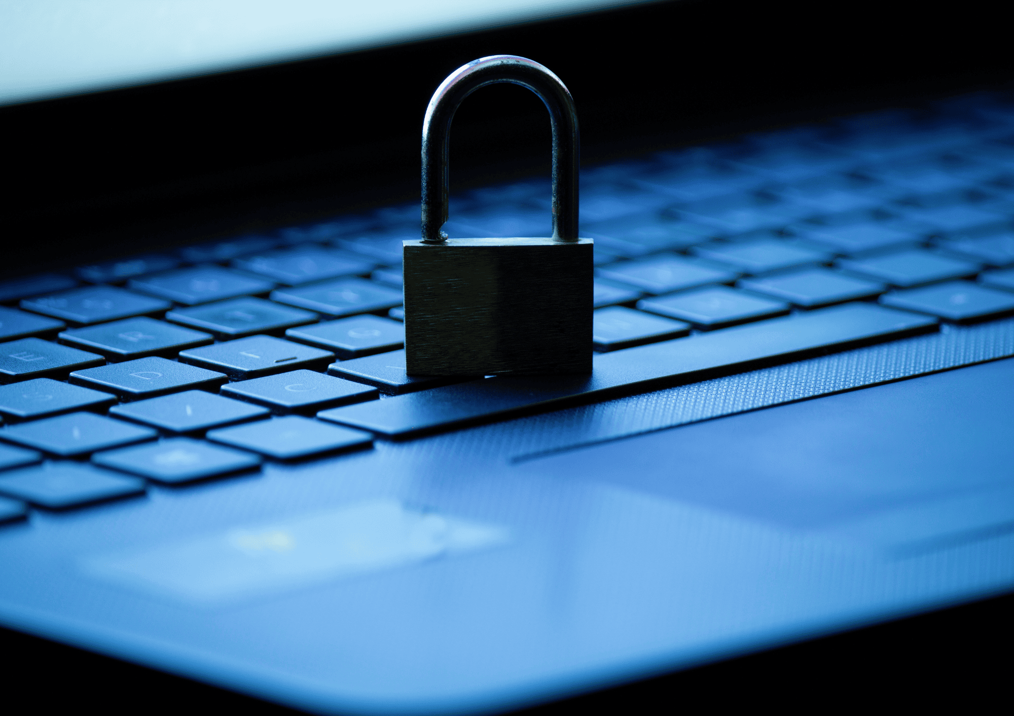 Computer mit Vorhängeschloss zu darstellen des Datenschutzes